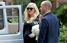 Stars stop-by at Gewn Stefani\'s baby shower