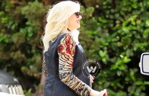 Stars stop-by at Gewn Stefani\'s baby shower