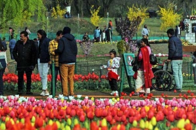 Record number of tourists to Kashmir this year