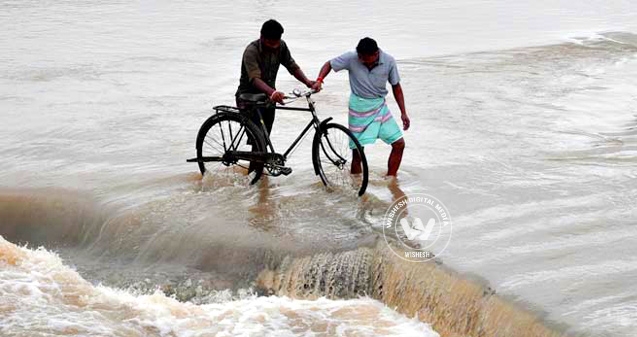 Cyclone Phailin leaves trails of its devastation},{Cyclone Phailin leaves trails of its devastation