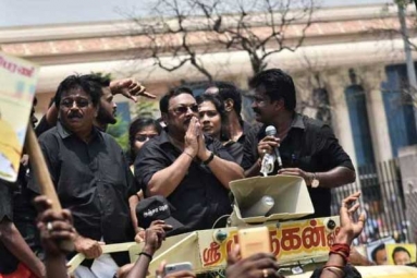 Expelled DMK Leader Alagiri Holds Rally to Karunanidhi&#039;s Mausoleum