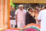 Sushma Swaraj, Sushma Swaraj Daughter, sushma swaraj death hundreds bid adieu to people s minister daughter bansuri performs last rites, Sushma swaraj
