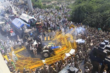 Police Fire Tear Gas, Water Cannons to Halt Farmers&#039; Protest