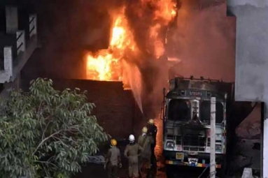Delhi: Massive Fire Breaks Out in Plastic Factory, No Casualty Reported Delhi: Massive Fire Breaks Out in Plastic Factory, No Casualty Reported