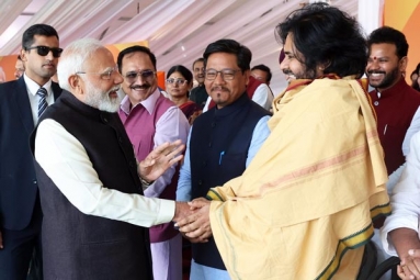 Narendra Modi&#039;s Banter with Pawan Kalyan at Delhi CM&#039;s Swearing-In