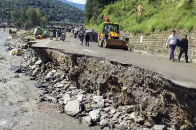 Heavy rains lash out Highways of Himachal Pradesh
