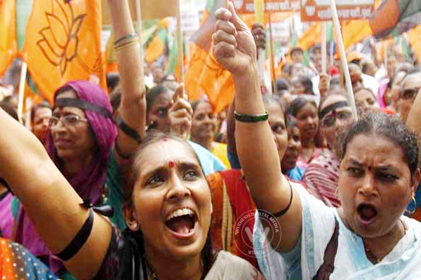 It's Modi's roadshow versus AAP's jansabha in Varanasi},{It's Modi's roadshow versus AAP's jansabha in Varanasi