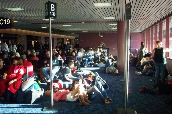Fake Agents made Travellers stranded at Airports},{Fake Agents made Travellers stranded at Airports