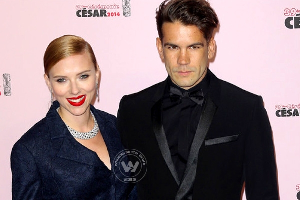 Scarlett Johansson is preggers},{Scarlett Johansson is preggers