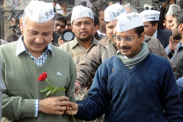 Kejriwal, AAP MLAs to travel by metro to take oath},{Kejriwal, AAP MLAs to travel by metro to take oath