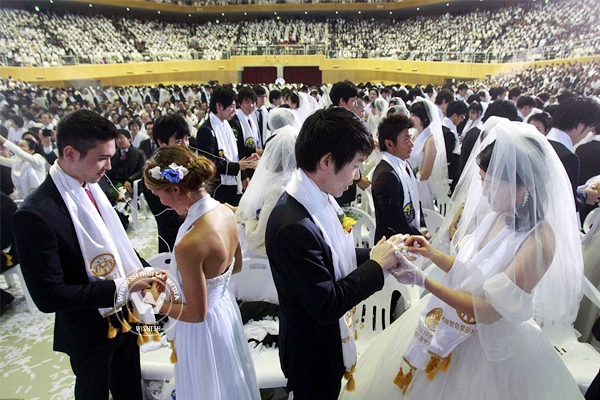 2,500 couples wed in 'Moonie' mass before Valentines Day},{2,500 couples wed in 'Moonie' mass before Valentines Day