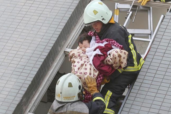 Strong quake hits Taiwan 221 people rescued 5 dead},{Strong quake hits Taiwan 221 people rescued 5 dead