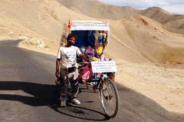 Kolkata rickshaw-puller pedals up to Ladakh},{Kolkata rickshaw-puller pedals up to Ladakh
