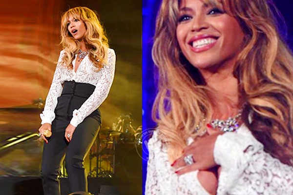 Beyonce suffers wardrobe malfunction},{Beyonce suffers wardrobe malfunction