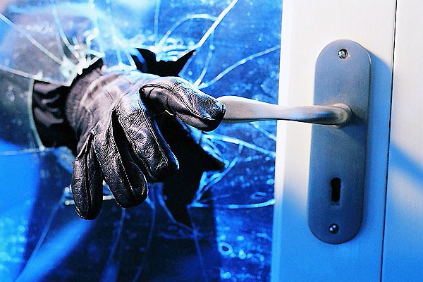Man breaks into home for hot showers},{Man breaks into home for hot showers