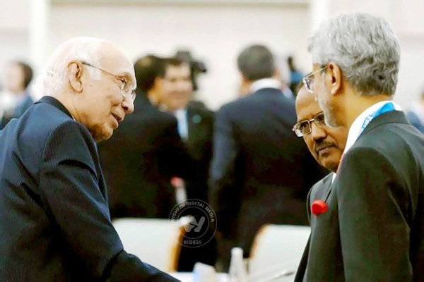 Neither India Nor Pak Willing To Back Down On Aziz-Hurriyat Leaders Meet